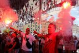 Policía francesa disuelve enfrentamiento entre aficionados de Polonia previo al duelo de Eurocopa ante Ucrania