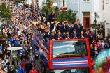 La selección de Islandia fue escoltada por sus aficionados a su llegada tras jugar la Euro 