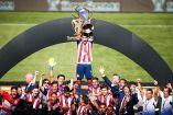 Omar Bravo, autor del segundo tanto, levantó el trofeo de la Supercopa MX (Fotos: Mexsport)
