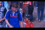 VIDEO: Emotivo consuelo de niño portugués a un aficionado francés