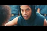 Ronaldinho salva a niño en video rumbo a Río 2016