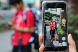 Y tú, ¿dejarías a tu hijo jugar Pokémon Go solo en la calle? (Foto: AP)