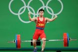 El asiático levantó 307 kilos y batió marcar en el Ríocentro Pabellón 2 de la sede olímpica (Reuters)