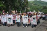 Padres de los 43 normalistas desaparecidos de Ayotzinapa, estudiantes de la normal rural Raúl Isidro Burgos, marchan hacia la cabecera municipal de Tixtla, Guerrero. Foto: Quadratín