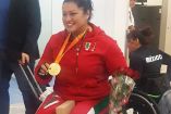 La lanzadora presume su medalla al regresar a tierras mexicanas (Foto: Nira Khurana)