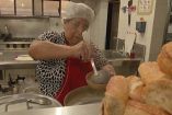 Doña Josefa Albarrán, cocina de forma voluntaria en el hogar para adultos mayores Cosío Ducoing. 