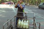 David Munguía Franco pedalea su triciclo cargado de leche en frascos de vidrio. 
