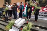 Los inconformes colocaron frente a las instalaciones de la Asamblea Constituyente flores, moños negros y coronas, así como un ataúd. Foto: Mirna Andrade