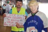 En el parque de los Tomateros le piden fotos a José, quien llegó a la Serie del Caribe con su máscara de Donald Trump (Foto: Héctor Linares)