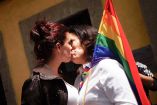 Pareja de mujeres en una boda colectiva de la comunidad LGBTTTIQ en la ciudad.