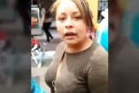 Lejos de mostrar una credencial o identificación que la acredite como trabajadora de la delegación, la mujer se enoja porque la graban. Foto Especial