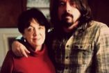 Virginia Grohl con su hijo, Dave Grohl, vocalista de Foo Fighters