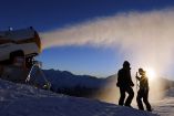 Máquina de nieve artificial en glaciar de Morteratsch. Foto:Reuters