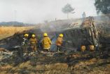Bomberos controlan el incendio de la camioneta con huachicol.