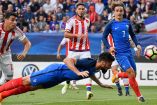 Olivier Giroud se apuntó con tres anotaciones ante una débil selección de Paraguay 