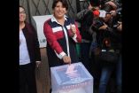 Delfina Gómez ejerciendo su derecho al voto.