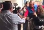 '¡Que no puedo votar!', le dijo Luis Miranda a un hombre que lo acompañó, mientras los obturadores de las cámaras le disparaban para inmortalizar este penoso momento.