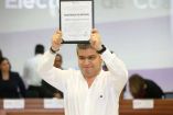 El priista Miguel Ángel Riquelme al recibir hoy su constancia de mayoría.