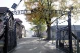 Entrada principal al antiguo campo de exterminio nazi de Auschwitz en Oswiecim, Polonia. (Foto: AP)