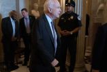 John McCain, diagnosticado recientemente con un cáncer cerebral, dio la sorpresa al unirse a otras dos senadoras republicanas, Susan Collins y Lisa Murkowski. Foto: EFE