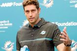 Jay Cutler dijo que tenía cuatro meses preparándose para hacer comentarios en programas de televisión; ahora retomará los entrenamientos, a fin de estar listo y jugar con los Delfines esta temporada. Foto: AP