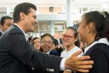 El presidente Enrique Peña Nieto conviviendo con alumnos de una primaria en la CDMX, en mayo pasado.