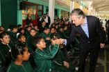 El titular de la SEP, Aurelio Nuño, con alumnos de la primaria Puebla de Zaragoza.