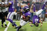 Los Vikingos lucieron ante sus aficionados con tres anotaciones por pase y siete receptores se combinaron para atrapar 27 envíos de Sam Bradford, quien tuvo 346 yardas por pase (AP)