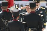 El presidente Enrique Peña Nieto saludando a la bandera y a la escolta de cadetes del Heroico Colegio Militar.
