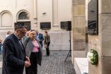 El presidente de la Federación de Comunidades Religiosas Judías de Hungría, Andras Heisler rinde homenaje frente a la placa que recuerda a Emil Wiesmeyer, quien ayudó a salvar a miles de judíos húngaros durante la Segunda Guerra Mundial
