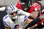 Adrian Clayborn asoló a la línea ofensiva de los Vaqueros al lograr seis de las ocho capturas que padeció el QB Dak Prescott (AP)