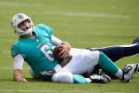 El QB de Miami será sustituido por Matt Moore, quien tendrá su segundo inicio en la temporada (AP)