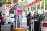 Tras difundirse que en 2018, los vehículos con placas de la CDMX no verificarán en el primer semestre, automovilistas capitalinos coincidieron en que esta medida beneficiará su economía.