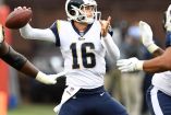 Jared Goff, apenas en su segunda temporada en la NFL, se convirtió en el gran líder de los Rams: ayer tiró cuatro pases de touchdown (Reuters)