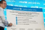 El candidato presidencial de la Coalición Por México al Frente, Ricardo Anaya Cortés, firmando el acuerdo con la UNICEF.