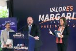 La candidata independiente por la Presidencia, Margarita Zavala y su asesor en materia de seguridad, Alejandro Hope.