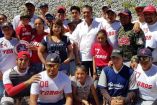 El candidato independiente para la Presidencia, Jaime Rodríguez Calderón, con un equipo de Béisbol del municipio de García, en NL.