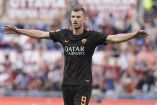 Edin Dzeko se apuntó con un doblete ante el Chievo y buscará mantener esa forma de cara al encuentro ante el Liverpool (@ASRomaEspanol)