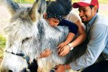 Cepillar y abrazar a los burros mejora el movimiento del cuerpo en personas con problemas motrices / Foto: Cortesía Fundación Yaakunah
