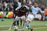 Chicharito vuelve a ser relevo en derrota del West Ham ante el City (AP)