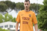Está fue la camiseta que uso en el entrenamiento la Roma para apoyar al aficionado irlandés lesionado (Foto:@OfficialASRoma)