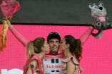 Tom Dumoulin fue el encargado de estrenar la maglia rosa del Giro 2018 (Fotos: AP y Reuters)