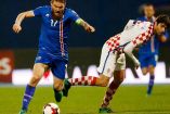Aron Gunnarsson, capitán de Islandia, conduce la pelota en el partido amistoso entre su selección y Croacia, en la pasada Fecha FIFA, en duelos de preparación para el Mundial de Rusia 2018 