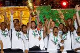 Salcedo y Fabián celebran junto a sus compañeros del Frankfurt al recibir la Copa de Alemania. El conjunto de las Águilas se impusieron al Bayern Múnich y evitaron su doblete (Fotos: Reuters)