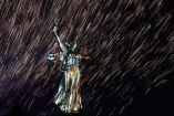 La “Estatua de la Madre Patria”, de 85 metros, se erigió para conmemorar “La Batalla de Stalingrado” (Reuters)