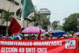 Marcha de maestros pertenecientes a la Coordinadora Nacional de Trabajadores de la Educación (CNTE) en Chiapas