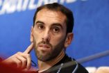 Diego Godín analiza la dura entrada que le cometió Sergio Ramos a Mohamed Salah en Liga de Campeones. (EFE)