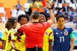 Carlos Sánchez dejó con 10 elementos a Colombia por meter la mano y evitar un gol japonés. Al final, los orientales se llevaron la victoria (Reuters)