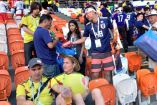 Los japoneses comenzaron a recoger la basura de las tribunas después del partido de su selección ante Colombia. (@tsunsan)