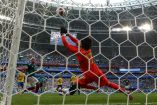 Guillermo Ochoa, el mejor arquero del Mundial hasta Octavos. En esta acción, ataja un tiro de Paulinho en el partido de Octavos contra Brasil (Foto: Reuters)